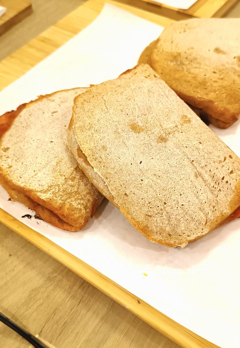 Fagottino di grani antichi ripieni di pomodoro e mozzarella Crescioni